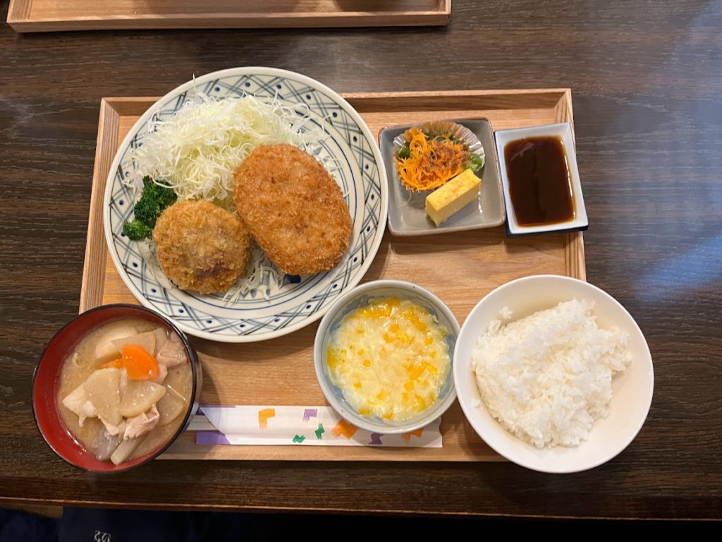 東京都內大學／神社紀錄：ちょっと寄り道 【御食事処】炸肉餅和炸牡蠣套餐