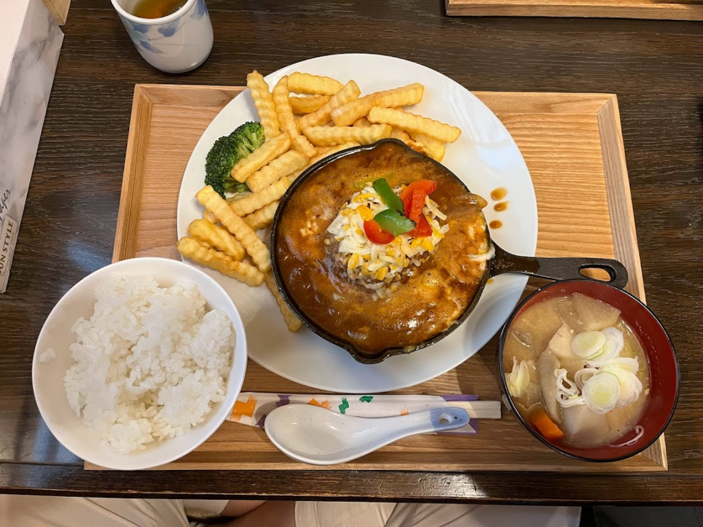 東京都內大學／神社紀錄：ちょっと寄り道 【御食事処】雙層起司漢堡排套餐